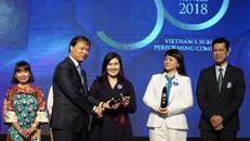 Bà Hồ Ngọc Yến Phương – Phó Tổng giám đốc Vietjet nhận giải thưởng
