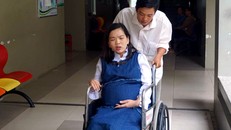 Chị Nhi được chồng đưa vào bệnh viện. Ảnh: Hằng My.