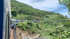 Tàu SE3 trật bánh khi qua đèo Hải Vân. Ảnh: Tiền Phong