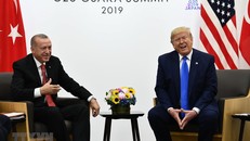 Tổng thống Mỹ Donald Trump (phải) và Tổng thống Thổ Nhĩ Kỳ Recep Tayyip Erdogan trong cuộc gặp bên lề Hội nghị thượng đỉnh G20 tại Osaka, Nhật Bản, ngày 29/6. (Ảnh: AFP/TTXVN)