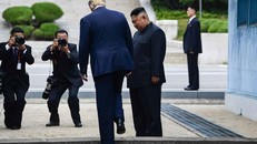 Khoảnh khắc lịch sử: Tổng thống Mỹ đặt chân lên lãnh thổ Triều Tiên