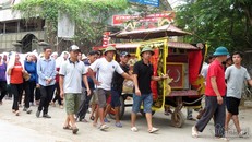 Từng bước chân chậm rãi tiễn đưa thuyền viên Nguyễn Văn Hòa (40 tuổi) về nơi an nghỉ cuối cùng. - Ảnh: Vietnamnet