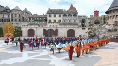 “Vũ hội Ánh Dương” – show diễn được đầu tư hơn 100 tỷ đồng trở thành “đặc sản” của Bà Nà Hills để thu hút du khách mùa hè này.