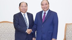 Thủ tướng Nguyễn Xuân Phúc tiếp Bộ trưởng Nội vụ Lào Khammanh Sounvileuth. Ảnh: VGP/Quang Hiếu