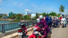 Rất đông người dân tập trung trên cầu theo dõi sự việc.