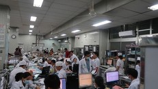 Hình ảnh tất bật một đêm cấp cứu tại bệnh viện Chợ Rẫy. - Ảnh: Tiền Phong