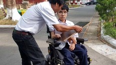 Thí sinh Nguyễn Thiên Phú đến trường thi cùng bố.