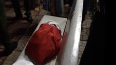 Bé gái sơ sinh bị bỏ rơi ở ghế đá công viên - Ảnh: T.X.