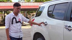 Hiếu đứng cạnh ôtô gây tai nạn tại cơ quan công an. Ảnh: Lan Vy.