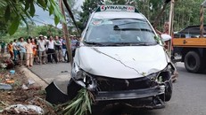 Chiếc taxi lao lên lề đường, hư hỏng phần đầu