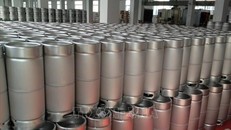 Sản phẩm thùng đựng bia bằng thép không gỉ của Công ty Keg, Trung Quốc. Ảnh: Kinnek/TTXVN