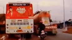 Cố gắng vượt xe buýt, người điều khiển xe máy gặp va chạm 2 lần