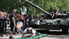 Nhóm lực sĩ gồng mình kéo xe tăng T-80 tại Nga