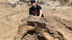 Harrison Duran và mảnh xương sọ khủng long hóa thạch. Ảnh: Fox News.