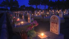 Hàng vạn ngọn nến lung linh thắp sáng 72 nghĩa trang liệt sĩ