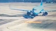 Tài xế lái xe cắt mặt máy bay trên đường băng