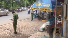 Hiện trường vụ án và cây kiếm của nghi phạm bỏ lại.