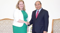 Thủ tướng tiếp Đại sứ Ireland Cait Moran. Ảnh: VGP/Quang Hiếu
