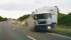 'Thót tim' với xe container mất lái lao qua dải phân cách