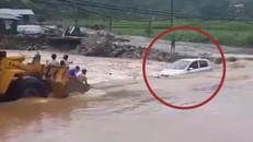Cố tình qua đập tràn khi nước lũ, ô tô bị cuốn trôi