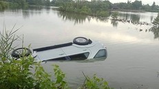 Ôtô chìm dưới ao nuôi tôm khiến tài xế chết. Ảnh: Hoài An.