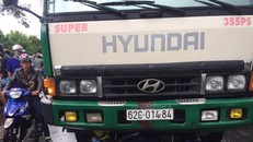 Xe máy của Đội Quản lý thị trường số 4 bị kẹt dưới gầm xe tải chở hàng lậu. - Ảnh: Báo Thanh Niên