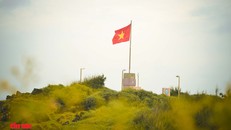 Cờ Tổ quốc hiên ngang trên Cột cờ chủ quyền đảo Phú Quý