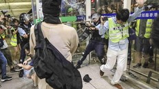 Cảnh sát đụng độ người biểu tình ở sân bay Hong Kong
