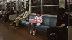 Một bé gái tự đi tàu điện tại Tokyo.