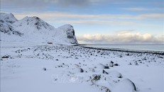 Tuyết bao phủ tại đảo Lofoten, Bắc Cực. Ảnh: AFP/TTXVN