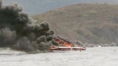 Chiếc cano bốc cháy ngùn ngụt. - Ảnh: Zing.vn