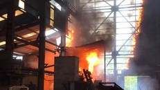 Lửa bốc cháy bên trong lò luyện.