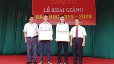 Hai nam sinh được khen thưởng trong buổi lễ khai giảng. - Ảnh: Zing.vn