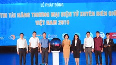 Đại diện BTC chuẩn bị bấm nút cuộc thi