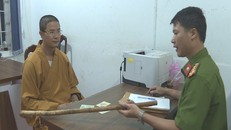 Thầy chùa đập bể kính ô tô của người đi đường có nhiều biểu hiện bất thường