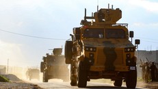 Đoàn xe quân sự Thổ Nhĩ Kỳ trên đường tới khu phi quân sự ở thị trấn Khan Sheikhun, tỉnh Idlib, miền Tây Bắc Syria ngày 17/3/2019. (Ảnh: AFP/TTXVN)