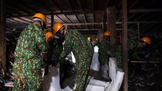 Toàn cảnh việc tẩy độc tại hiện trường vụ cháy Rạng Đông của bộ đội Hóa học