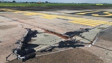 Đường lăn 2 sân bay Nội Bài và Tân Sơn Nhất đang xuống cấp nghiêm trọng. - Ảnh: Vietnamnet