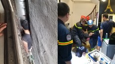 Người đàn ông mắc kẹt ở khe hở giữa 3 ngôi nhà được lực lượng Cảnh sát PCCC và CNCH Công an quận Đống Đa - Ảnh: Tuổi Trẻ