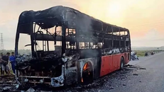 Hiện trường vụ xe khách bị lửa thiêu rụi hoàn toàn. Ảnh: Người Lao Động