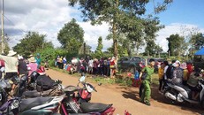 Người dân thôn 2 (xã Chư Á) tập trung ở nhà của ông Năm, nơi phát hiện đôi vợ chồng đã tử vong. - Ảnh: Tiền Phong