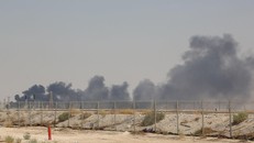 Khói bốc lên từ nhà máy lọc dầu Aramco ở Abqaiq, miền Đông Saudi Arabia sau vụ tấn công ngày 14/9/2019. (Ảnh: AFP/TTXVN)