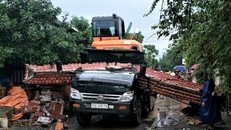 Tài xế xe tải tử vong tại chỗ sau tông sập cổng làng