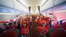 Các hành khách trên chuyến bay mặc áo 'Tôi yêu Tổ quốc tôi'.