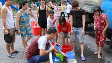 Sau sự cố nước mùi khét, nhiều trường học chuyển sang dùng nước đóng bình