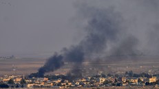 Khói bốc lên sau một cuộc tấn công của Thổ Nhĩ Kỳ tại thành phố Ras al-Ain, Syria, ngày 10/10. (Ảnh: THX/TTXVN)