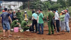 Công an khám nghiệm tử thi. Ảnh: Zing.vn