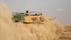 Binh sĩ Thổ Nhĩ Kỳ được triển khai gần thị trấn biên giới Ras al-Ain, tỉnh Hassakeh, miền Đông Bắc Syria ngày 27/10/2019. - Ảnh: AFP/TTXVN