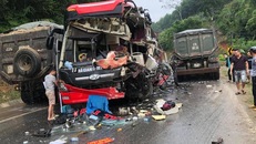 Xe khách và xe tải đối đầu nhau, 6 người nhập viện trong tình trạng hoảng loạn