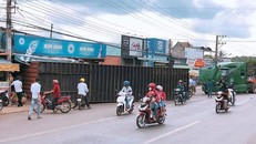 Thùng container lao vào nhà dân.